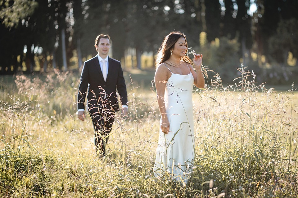 мужчина и женщина смеются