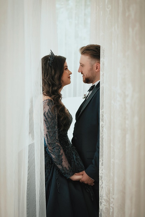 мужчина и женщина смеются