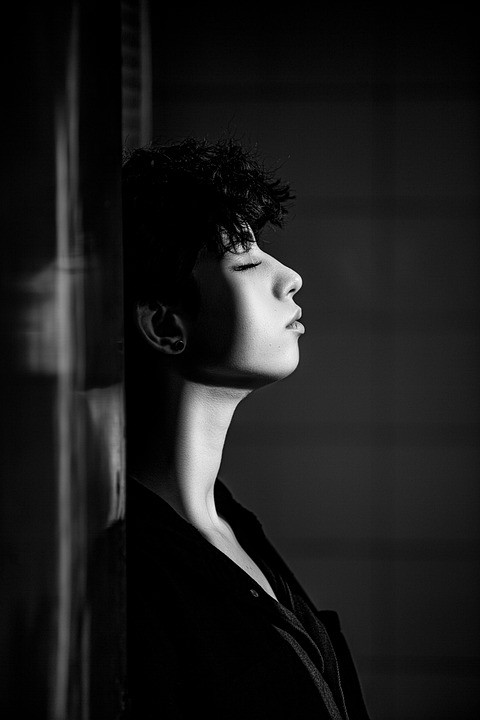 мужчина и женщина смеются