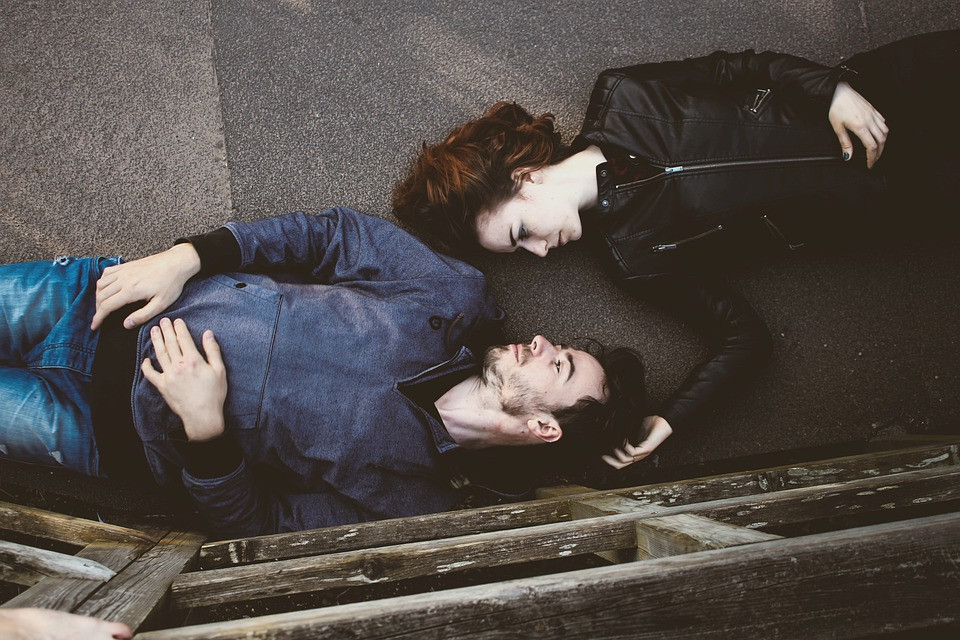 мужчина и женщина смеются