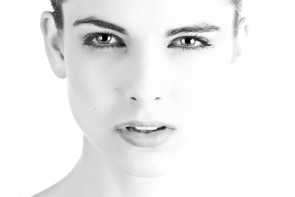 мужчина и женщина смеются