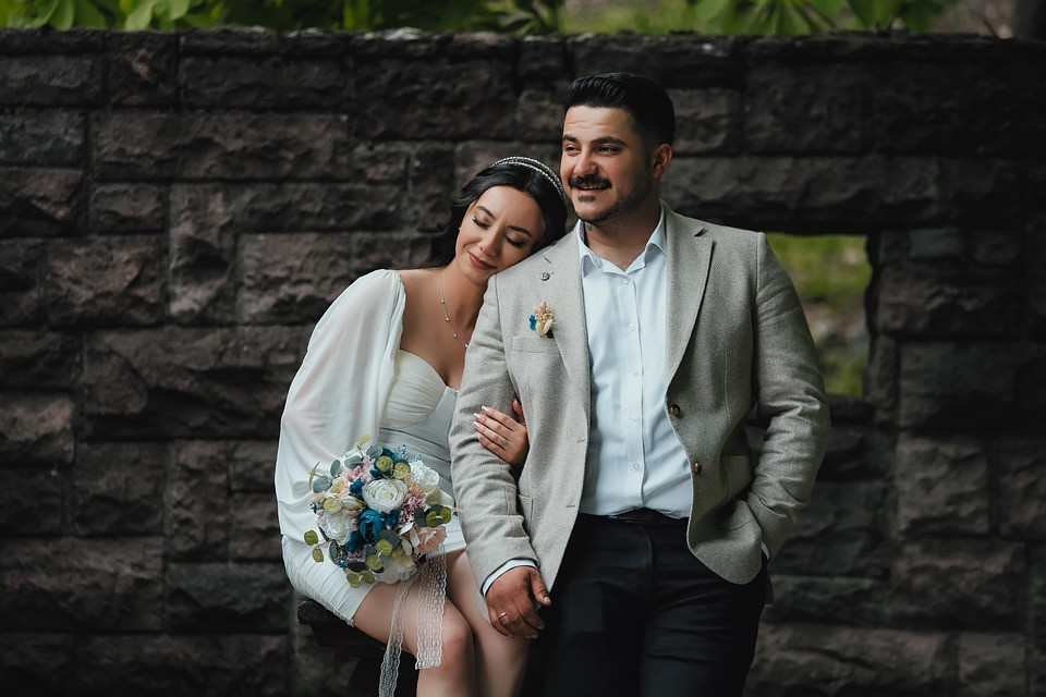 мужчина и женщина смеются