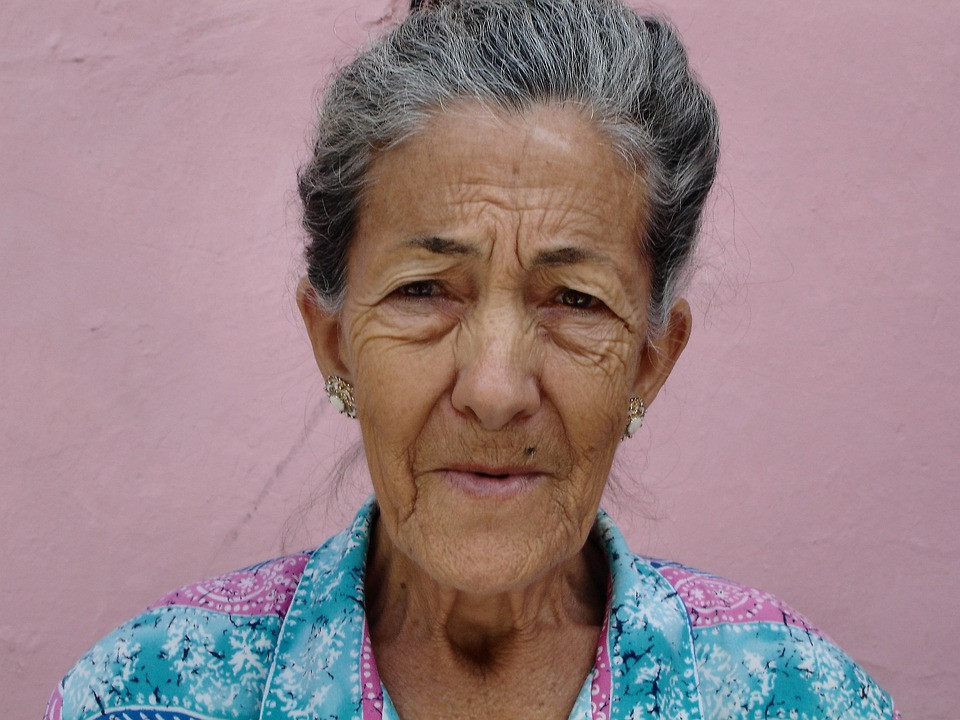 мужчина и женщина смеются