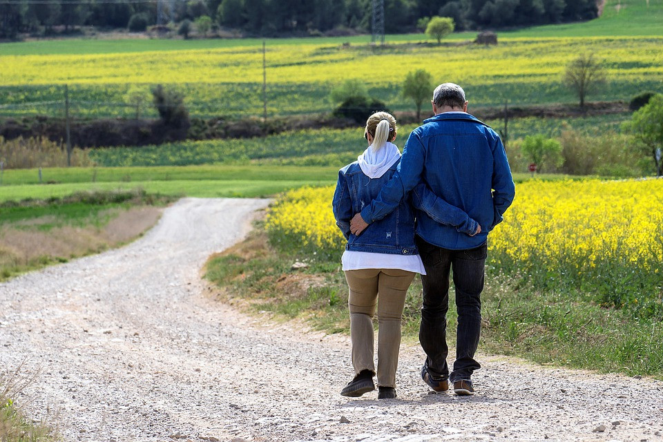 мужчина и женщина смеются