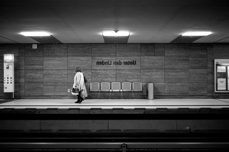 גבר חסר בית משכנע נשים לישון איתו תמורת מקום לישון בו (וידאו)